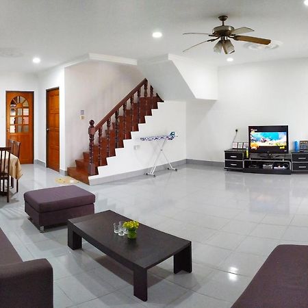 Victoria Homestay Sibu - Next To Shopping Complex & Large Car Park Area With Autogate Kültér fotó